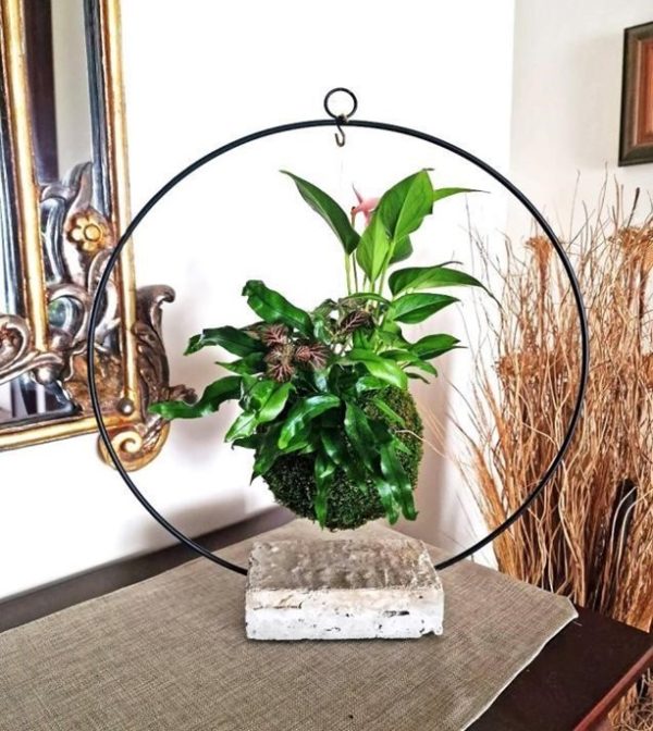 Enameled aluminum and concrete structure, suitable for growing kiukidama in suspension.